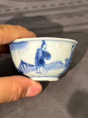Thirteen Chinese blue and white saucers and twelve cups with figural design, Kangxi/Yongzheng — 照片 26