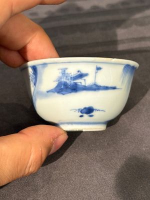 Thirteen Chinese blue and white saucers and twelve cups with figural design, Kangxi/Yongzheng — 照片 28