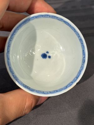 Thirteen Chinese blue and white saucers and twelve cups with figural design, Kangxi/Yongzheng — 照片 29