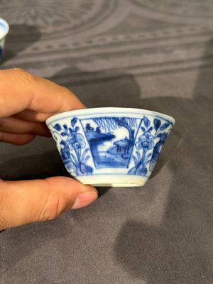Thirteen Chinese blue and white saucers and twelve cups with figural design, Kangxi/Yongzheng — 照片 3