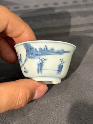Thirteen Chinese blue and white saucers and twelve cups with figural design, Kangxi/Yongzheng — 照片 33