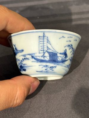 Thirteen Chinese blue and white saucers and twelve cups with figural design, Kangxi/Yongzheng — 照片 37