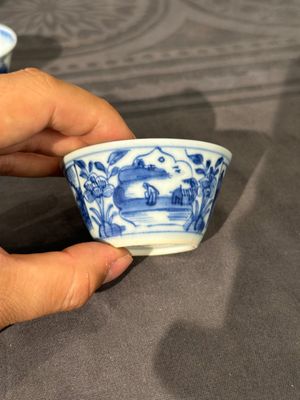Thirteen Chinese blue and white saucers and twelve cups with figural design, Kangxi/Yongzheng — 照片 4