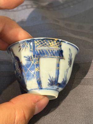 Thirteen Chinese blue and white saucers and twelve cups with figural design, Kangxi/Yongzheng — 照片 41