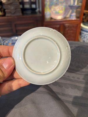 Thirteen Chinese blue and white saucers and twelve cups with figural design, Kangxi/Yongzheng — 照片 47