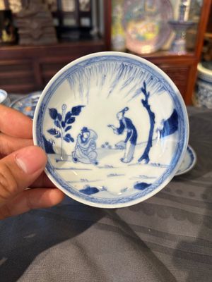 Thirteen Chinese blue and white saucers and twelve cups with figural design, Kangxi/Yongzheng — 照片 48