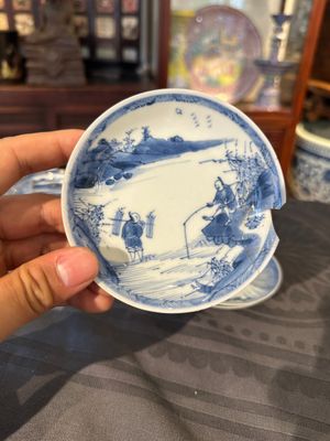 Thirteen Chinese blue and white saucers and twelve cups with figural design, Kangxi/Yongzheng — 照片 50