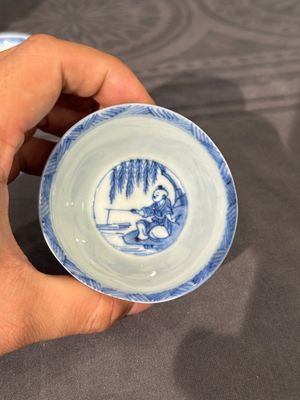 Thirteen Chinese blue and white saucers and twelve cups with figural design, Kangxi/Yongzheng — 照片 5