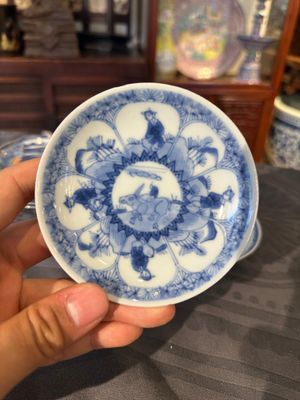 Thirteen Chinese blue and white saucers and twelve cups with figural design, Kangxi/Yongzheng — 照片 52