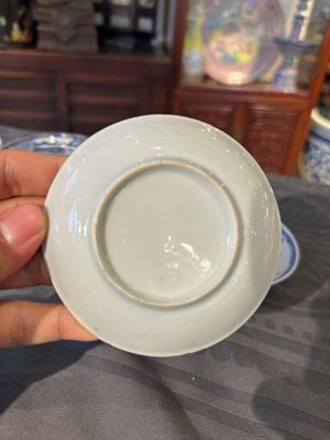 Thirteen Chinese blue and white saucers and twelve cups with figural design, Kangxi/Yongzheng — 照片 53