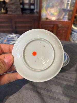 Thirteen Chinese blue and white saucers and twelve cups with figural design, Kangxi/Yongzheng — 照片 55