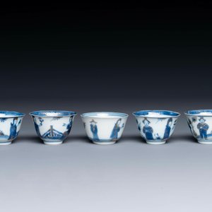 Thirteen Chinese blue and white saucers and twelve cups with figural design, Kangxi/Yongzheng — 照片 8
