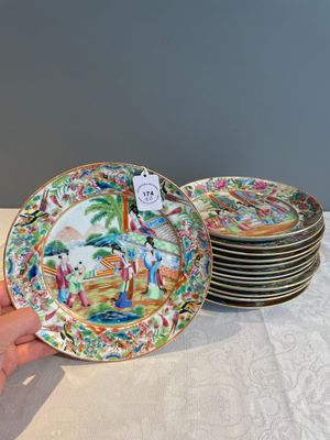 Thirteen Chinese Canton famille rose plates with narrative design, 19th C. — photo 1