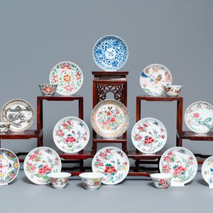 Thirteen various Chinese saucers and nine cups, Kangxi/Qianlong — 照片 1