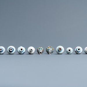 Thirty-eight Chinese blue and white, famille rose and monochrome miniature vases, Kangxi/Qianlong — photo 14