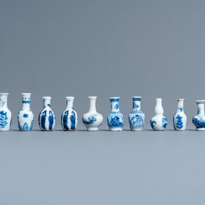 Thirty-eight Chinese blue and white, famille rose and monochrome miniature vases, Kangxi/Qianlong — photo 18
