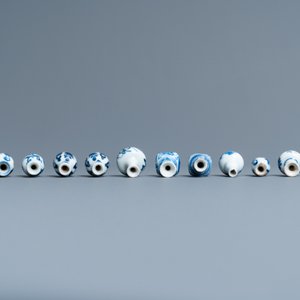 Thirty-eight Chinese blue and white, famille rose and monochrome miniature vases, Kangxi/Qianlong — photo 19