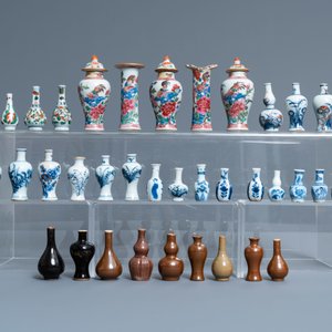 Thirty-eight Chinese blue and white, famille rose and monochrome miniature vases, Kangxi/Qianlong — photo 2