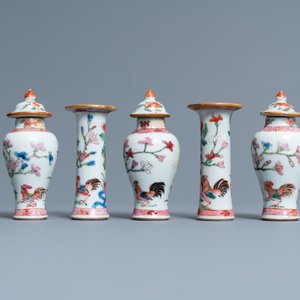 Thirty-eight Chinese blue and white, famille rose and monochrome miniature vases, Kangxi/Qianlong — photo 23