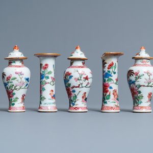 Thirty-eight Chinese blue and white, famille rose and monochrome miniature vases, Kangxi/Qianlong — photo 24