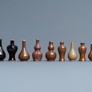 Thirty-eight Chinese blue and white, famille rose and monochrome miniature vases, Kangxi/Qianlong — photo 3
