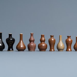 Thirty-eight Chinese blue and white, famille rose and monochrome miniature vases, Kangxi/Qianlong — photo 4