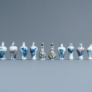 Thirty-eight Chinese blue and white, famille rose and monochrome miniature vases, Kangxi/Qianlong — photo 9