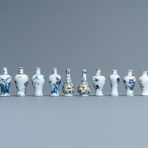 Thirty-eight Chinese blue and white, famille rose and monochrome miniature vases, Kangxi/Qianlong — photo 10