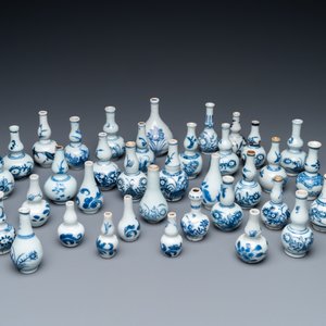 Thirty-seven Chinese blue and white miniature vases, Kangxi — 照片 2