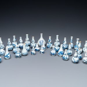 Thirty-seven Chinese blue and white miniature vases, Kangxi — 照片 3