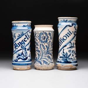 Three blue and white albarelli, Spain, 18th C. — photo 1