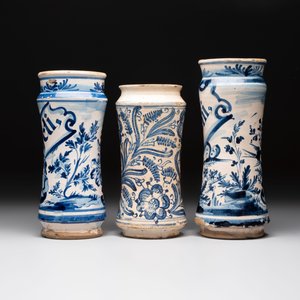 Three blue and white albarelli, Spain, 18th C. — photo 2