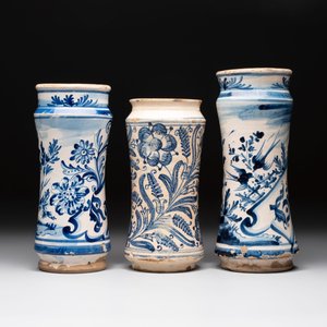 Three blue and white albarelli, Spain, 18th C. — photo 3