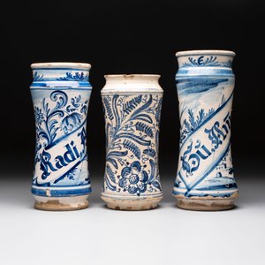 Three blue and white albarelli, Spain, 18th C. — photo 4