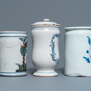 Three blue and white and polychrome French faience albarello-type drug jars, 2nd half 18th C. — 照片 2