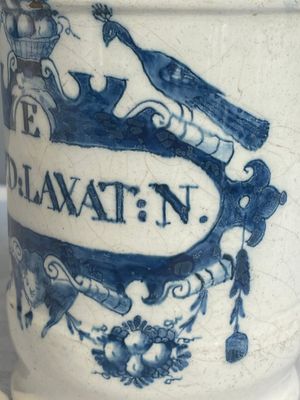 Three blue and white Dutch Delft albarelli, 18th C. — photo 12