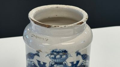 Three blue and white Dutch Delft albarelli, 18th C. — photo 4