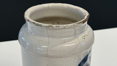 Three blue and white Dutch Delft albarelli, 18th C. — photo 5
