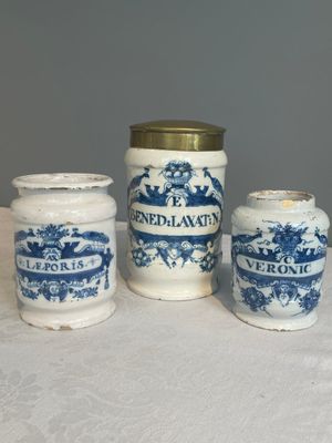 Three blue and white Dutch Delft albarelli, 18th C. — photo 9