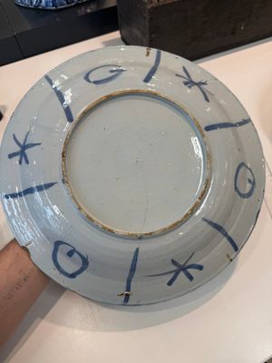 Three blue and white Dutch Delft chinoiserie dishes, late 17th C. — photo 1