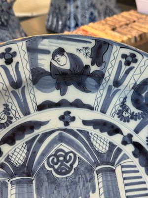 Three blue and white Dutch Delft chinoiserie dishes, late 17th C. — photo 11