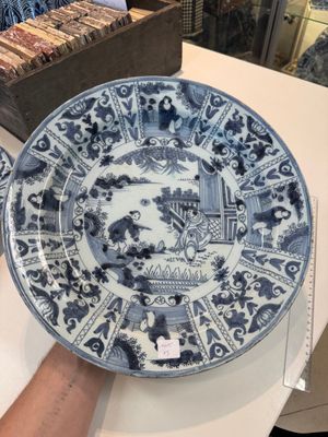 Three blue and white Dutch Delft chinoiserie dishes, late 17th C. — photo 14