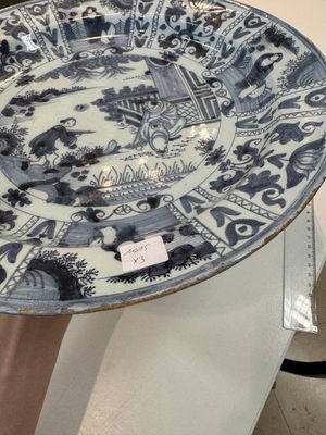 Three blue and white Dutch Delft chinoiserie dishes, late 17th C. — photo 18