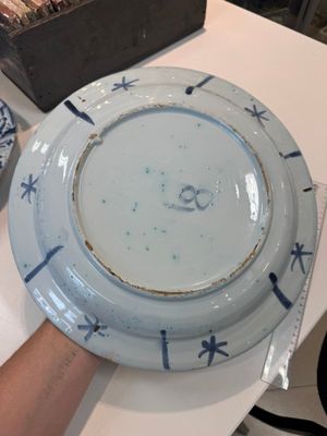 Three blue and white Dutch Delft chinoiserie dishes, late 17th C. — photo 19