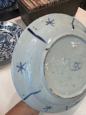 Three blue and white Dutch Delft chinoiserie dishes, late 17th C. — photo 20