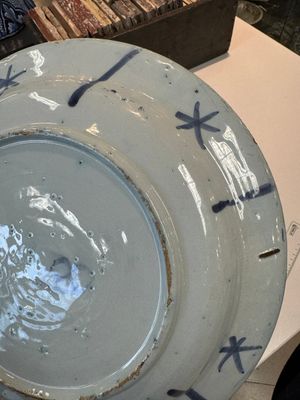 Three blue and white Dutch Delft chinoiserie dishes, late 17th C. — photo 21