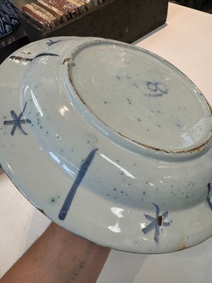 Three blue and white Dutch Delft chinoiserie dishes, late 17th C. — photo 23