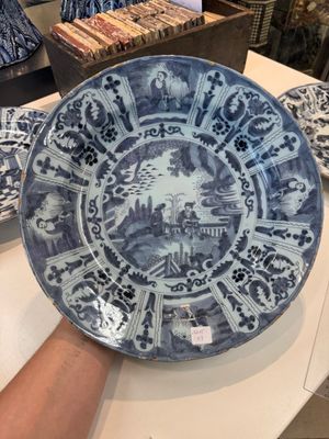 Three blue and white Dutch Delft chinoiserie dishes, late 17th C. — photo 24
