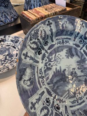 Three blue and white Dutch Delft chinoiserie dishes, late 17th C. — photo 25