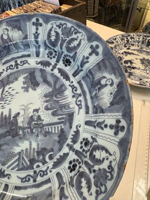 Three blue and white Dutch Delft chinoiserie dishes, late 17th C. — photo 27